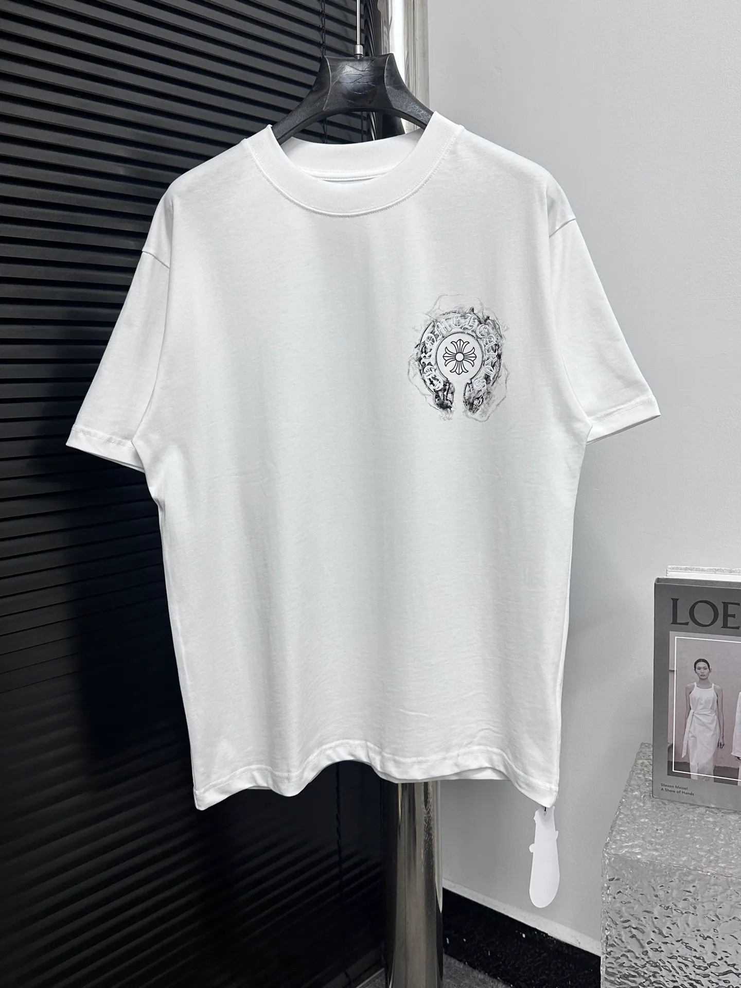 🅿️180 [ChromeHearts] ChromeHearts 24ss horseshoe pulped round neck T-shirt. Original fabric. Official same style. Short-sleeved T-shirt. Customized 260g same vat dyed fabric. Very comfortable to touch. Latest brick cabinet synchronization for spring and summer. Fashionable and personalized. Super versatile and good-looking. Very suitable for both men and women. Must-have style. Tag. Collar label. Washed wheat. Three labels complete. Color: black white. Size: XS-L.